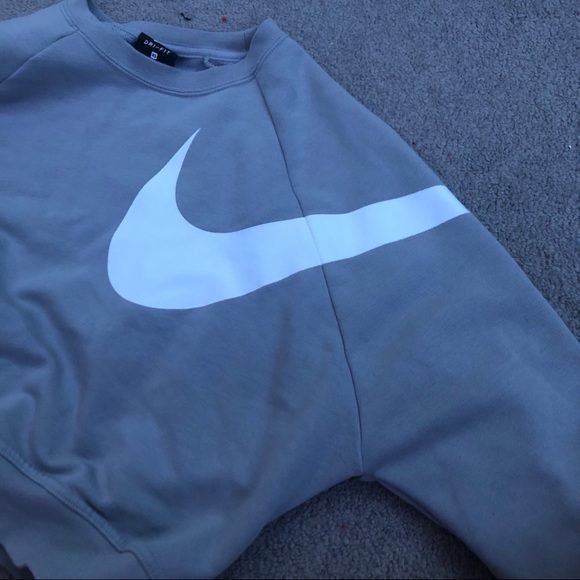 cropped grey nike sweatshirt - Picture 2 of 3